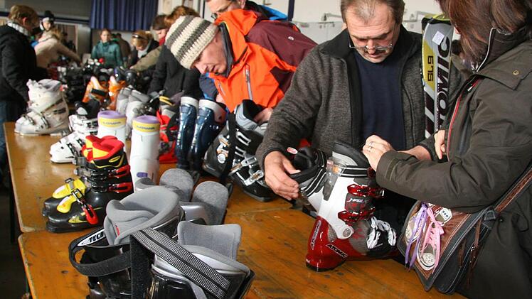 Bei der Skibörse der Naturfreunde am Sonntag stürmen 700 Wintersportfans die Mönchshofhalle. Fotos: Sonja Adam