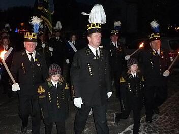 Ein kirchlicher Höhepunkt im Haßlachtal ist die Barbarafeier des Knappenvereins Stockheim und Umgebung. Mit einer großen Kirchenparade unter Vorantritt der Bergmannskapelle wird am Samstag, 7. Dezember, das Fest eingeleitet. Ab 16.50 Uhr marschieren die Knappen und Gäste vom Gelände der Katharinazeche aus mit Lampen und Fackeln zum Gotteshaus. Im Vordergrund ist Vorsitzender Heiko Eisenbeiß. Foto: Gerd Fleischmann