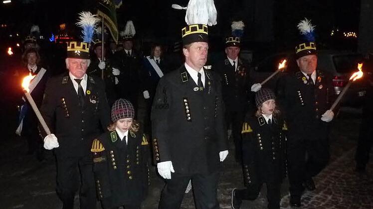 Ein kirchlicher Höhepunkt im Haßlachtal ist die Barbarafeier des Knappenvereins Stockheim und Umgebung. Mit einer großen Kirchenparade unter Vorantritt der Bergmannskapelle wird am Samstag, 7. Dezember, das Fest eingeleitet. Ab 16.50 Uhr marschieren die Knappen und Gäste vom Gelände der Katharinazeche aus mit Lampen und Fackeln zum Gotteshaus. Im Vordergrund ist Vorsitzender Heiko Eisenbeiß. Foto: Gerd Fleischmann