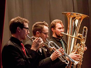 Drei Fünftel des Philharmonischen Blechbläserquintetts (von links): Tobias Ziegler, Markus Riepertinger und Johannes Freyer beim GAStspiel in Elsa.Foto: Jochen Berger