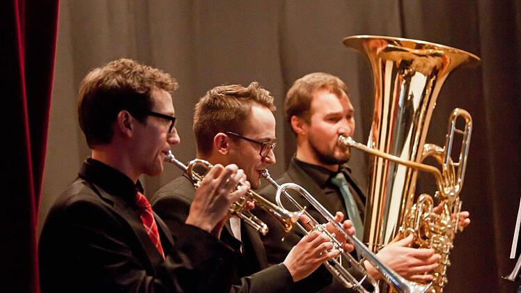 Drei Fünftel des Philharmonischen Blechbläserquintetts (von links): Tobias Ziegler, Markus Riepertinger und Johannes Freyer beim GAStspiel in Elsa.Foto: Jochen Berger