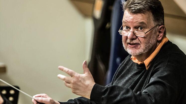 Impressionen von der Probenarbeit mit dem Orchester der "Gesellschaft der Musikfreunde Neustadt" unter Leitung von Hans Stähli. Fotos: Jochen Berger