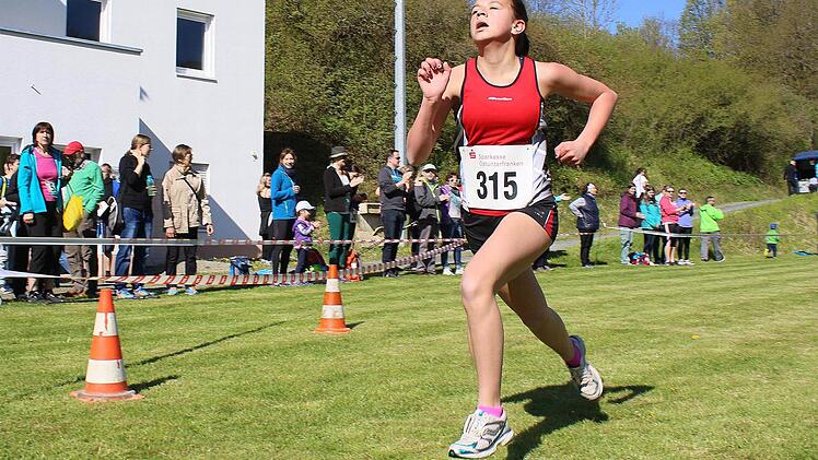 Linda Zimmermann vom TV Zeil verteidigte ihren Titel aus dem Vorjahr. Für die zwei Kilometer beim Schülerlauf brauchte sie diesmal 7:35 Minuten.