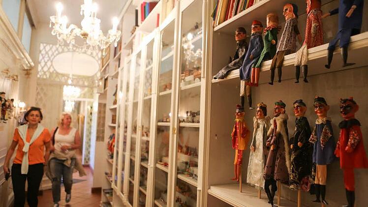 Maria Sebald führt Besucher hinter die Kulissen und in die Ausstellung des Marionettentheaters. Foto: Barbara Herbst