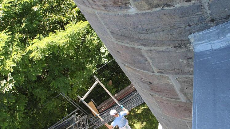 Die Sanierung des Patersbergturms bei Veitlahm geht dem Ende entgegen. Foto: Jürgen Gärtner