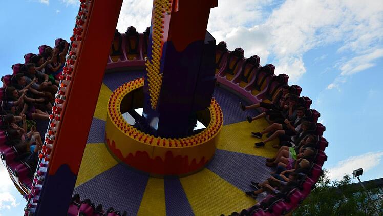Die tellerf&ouml;mige Schiffsschaukel beginnt harmlos, nimmt aber bei jeder Schwingung mehr Fahrt auf. Zus&auml;tzlich dreht sich der Teller. Foto: Sandra Hackenberg