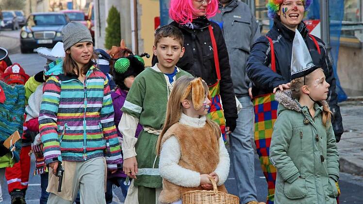 Bei Sonnenschein tanzen, schunkeln und singen kleine und große Narren beim "Faschingsfez" auf dem Anger. Nicht nur die Organisatoren freut's. Foto: Dieter Britz