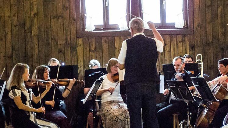 Der Musizierkreis Neustadt unter Leitung von Norbert Luche gestaltete seine Kaffeehausmusik in Meilschnitz. Foto: Jochen Berger
