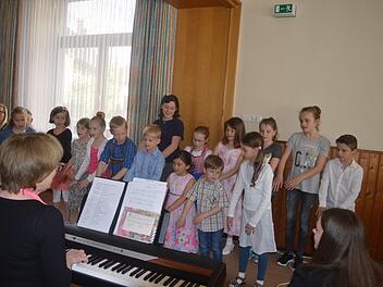 Die Lebens- und Sangesfreude der "N&uuml;dlinger Spatzen" wirkt ansteckend. Am Klavier werden sie von Lena Ney unterst&uuml;tzt.  Foto: Arthur Stollberger