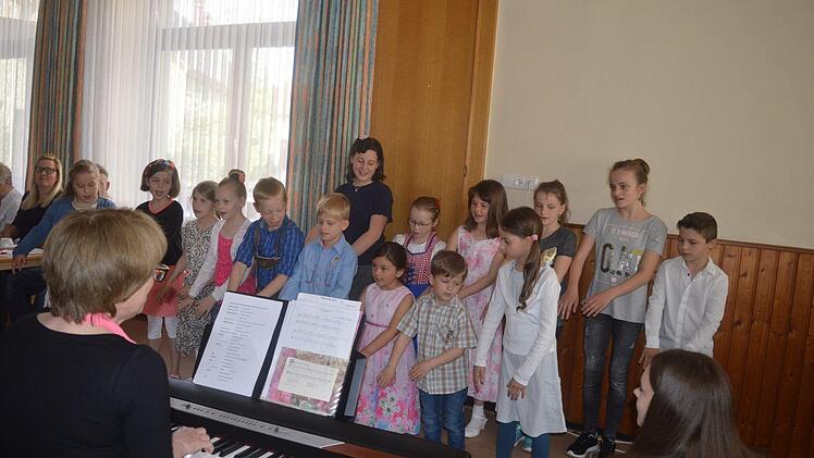 Die Lebens- und Sangesfreude der "N&uuml;dlinger Spatzen" wirkt ansteckend. Am Klavier werden sie von Lena Ney unterst&uuml;tzt.  Foto: Arthur Stollberger