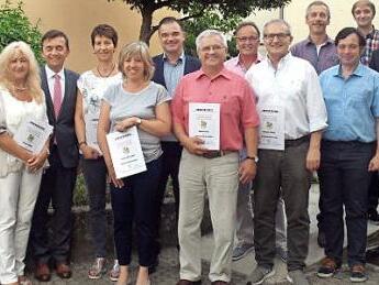 Zusammen mit Landrat Klaus Löffler (r.) wurden die Ehrennadeln verliehen (v. l.): Erich Mähringer, Gisela Hänel, Bürgermeister Jens Korn, Rita Gareis, Christiane Gareis, Stefan Schütz, Ludwig Dietz, Josef Wolf, Michael Schütz, Stefan Gareis, Andreas Buckreus und Frank Müller. Foto: Susanne  Deuerling