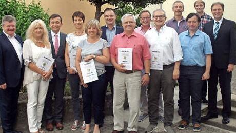 Zusammen mit Landrat Klaus Löffler (r.) wurden die Ehrennadeln verliehen (v. l.): Erich Mähringer, Gisela Hänel, Bürgermeister Jens Korn, Rita Gareis, Christiane Gareis, Stefan Schütz, Ludwig Dietz, Josef Wolf, Michael Schütz, Stefan Gareis, Andreas Buckreus und Frank Müller. Foto: Susanne  Deuerling