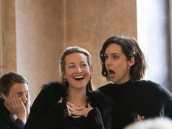 Zwei böse Stiefschwestern (Julia Da Rio als Clorinde und Emily Lorini als Tisbe, rechts) machen Angelina (Kora Pavelic - links) als Aschenbrödel das Leben schwer in Rossinis "La Cenerentola". Erste Einblicke in die Coburger Neuinszenierung vermittelte eine MAtinee im Spiegelsaal des Landestheaters.Foto: Jochen Berger