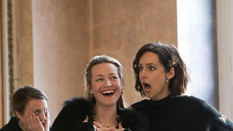 Zwei böse Stiefschwestern (Julia Da Rio als Clorinde und Emily Lorini als Tisbe, rechts) machen Angelina (Kora Pavelic - links) als Aschenbrödel das Leben schwer in Rossinis "La Cenerentola". Erste Einblicke in die Coburger Neuinszenierung vermittelte eine MAtinee im Spiegelsaal des Landestheaters.Foto: Jochen Berger