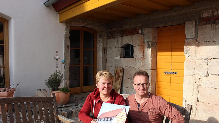 Regina und Paul Bruckmann, der die gesamte Sanierung Tag für Tag dokumentiert hat   Foto: Evi Seeger