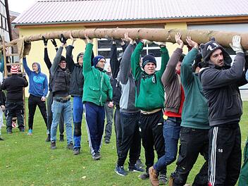 Bei so einem großen Kirchweihbaum müssen schon alle mit anpacken.   Foto: Yannick Hupfer