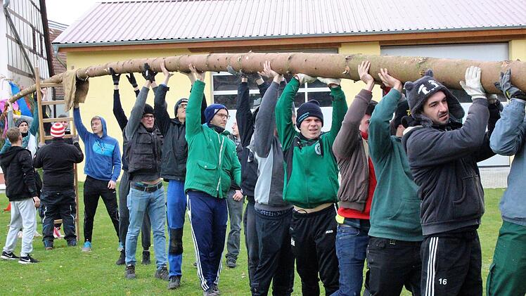 Bei so einem großen Kirchweihbaum müssen schon alle mit anpacken.   Foto: Yannick Hupfer