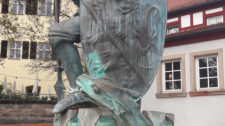 Der Georgsbrunnen auf dem Marktplatz (im Hintergrund das Schloss) war bei seiner Aufstellung sehr umstritten. Unten: Mehrere Entwürfe wurden damals eingereicht.  Fotos: Bernhard Panzer, FT-Archiv