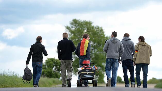 Wandern ist am Herrentag schon fast Tradition - egal ob mit oder ohne Bier. Symbolbild:  Julian Stratenschulte/dpa