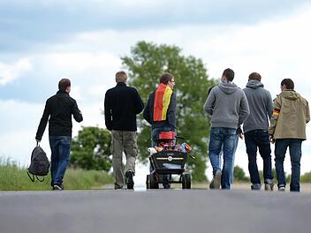 Wandern ist am Herrentag schon fast Tradition - egal ob mit oder ohne Bier. Symbolbild:  Julian Stratenschulte/dpa