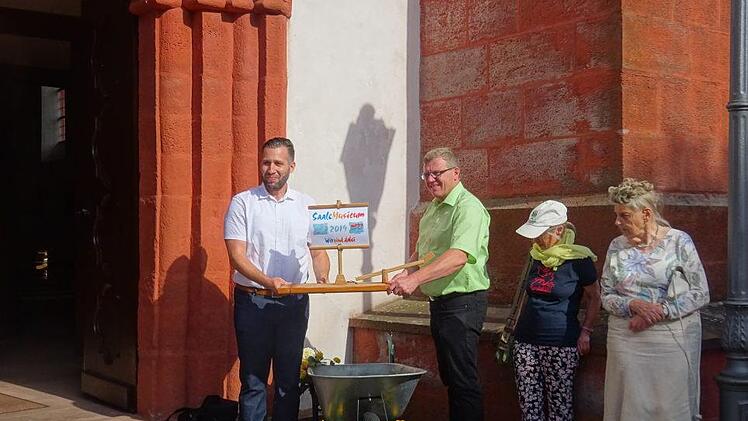 Ortssprecher und 2. Bürgermeister Jürgen Kolb und Erdinc  Yurdakul, Projektkoordinator von Saale-Musicum     , lassen symbolisch das Floß zu Wasser.Steffi Kirchner