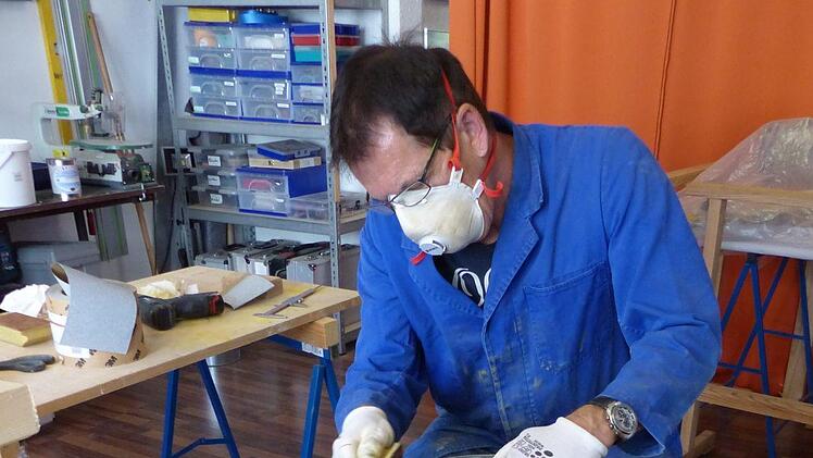 Restaurator Franz Schirmer schleift die Kugel glatt, um sie später reinigen und grundieren zu können. Foto: Petra Zenkel-Schirmer