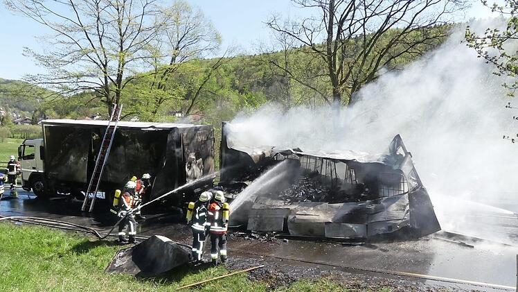 Die Feuerwehrleute löschen auf der B 470 den Lkw-Brand, der vermutlich durch einen technischen Defekt ausgelöst worden ist.  Foto: Paul Pöhlmann