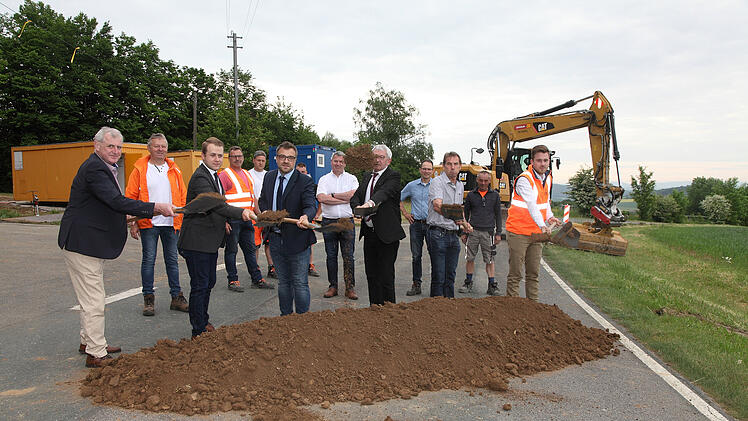 Landkreis Bamberg: Unebenheiten werden beseitigt, griffige Oberfl&auml;chen hergestellt - Kreisstra&szlig;ennetz wird ausgebaut