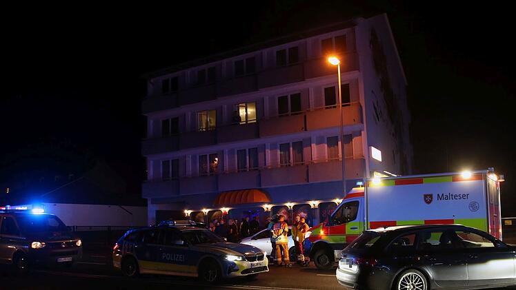 Mann durch Messerstiche vor Diskothek verletzt