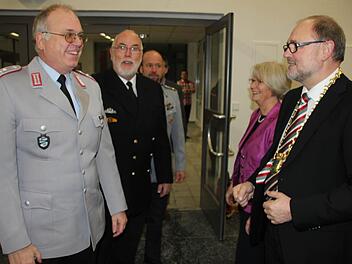 Uniformträger marschierten zum Neujahrsempfang wieder in der einstigen Kaserne ein. Oberstleutnant der Reserve Klaus Bertram führte die Delegation der Eberner Reservisten an