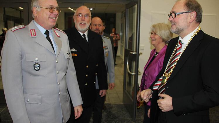 Uniformträger marschierten zum Neujahrsempfang wieder in der einstigen Kaserne ein. Oberstleutnant der Reserve Klaus Bertram führte die Delegation der Eberner Reservisten an