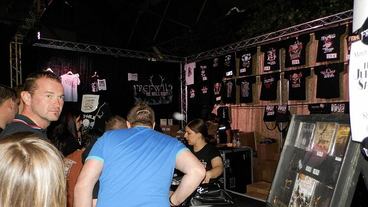 Fan-Shop dicht umlagert.
