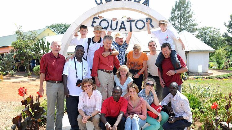 Die Reisegruppe macht für ein Gruppenfoto Zwischenstopp direkt am Äquator. Die Reisegruppe wollte die Projekte in der Diözese Masaka in Uganda in Zentralafrika ansehen, die seit vielen Jahren von Adelsdorf und Hannberg aus unterstützt werden. Foto: Stefan Reinmann