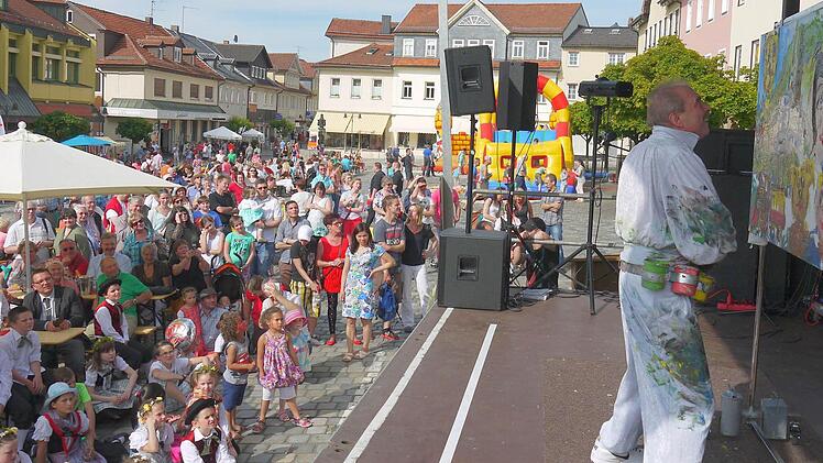 Jo Herz malt mit den Händen wie der Teufel. Foto: Berthold Köhler