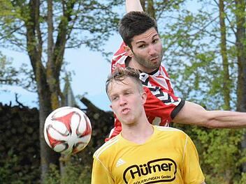 Kopf auf Kopf: Die bessere Position in diesem Duell der Schädel hat Sebastian Meurer vom TSV Rannungen (hinten) im Vergleich zu Max Hüfner vom FC Thulba. Foto: ssp
