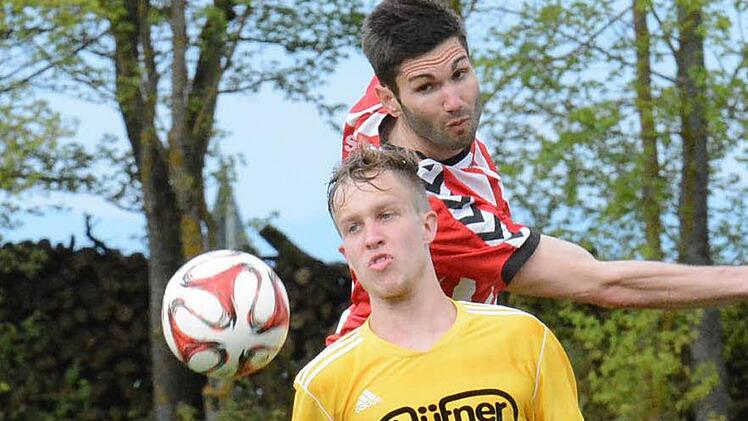 Kopf auf Kopf: Die bessere Position in diesem Duell der Schädel hat Sebastian Meurer vom TSV Rannungen (hinten) im Vergleich zu Max Hüfner vom FC Thulba. Foto: ssp