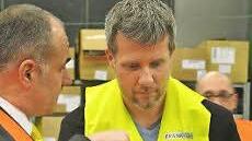 Dieter Janecek (rechts) spricht mit Frank Beck, dem technischen Leiter f&uuml;r Drainage- und Elektro-Systeme bei den Fr&auml;nkischen Rohrwerken.  Foto: Fr&auml;nkische Rohrwerke