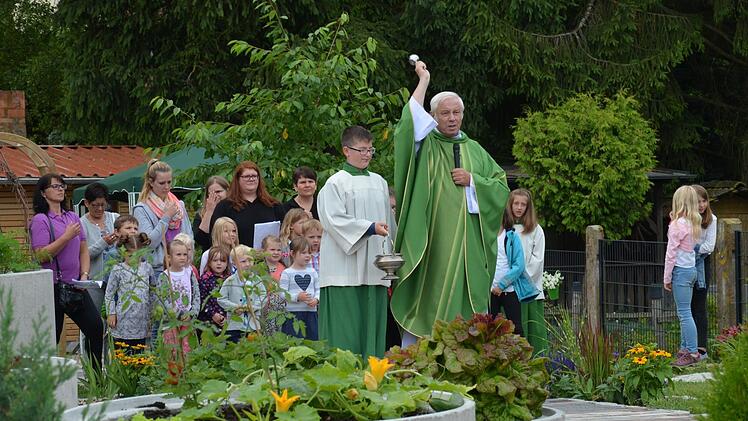 Pfarrer Edwin Erhard segnete den neuen Gauaschacher "Kindergartengarten" und hofft, dass es immer genügend Eltern gebe, die bereit sind, den Garten zu pflegen und aufrecht zu erhalten. Foto: Jana Keul