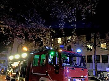 BRK und Feuerwehr und das BRK waren vor schnell Ort. Die Bewohner des Hauses in der Hindenburgstra&szlig;e verlie&szlig;en vorsorglich das Geb&auml;ude. Verletzt wurde niemand. Jochen Berger