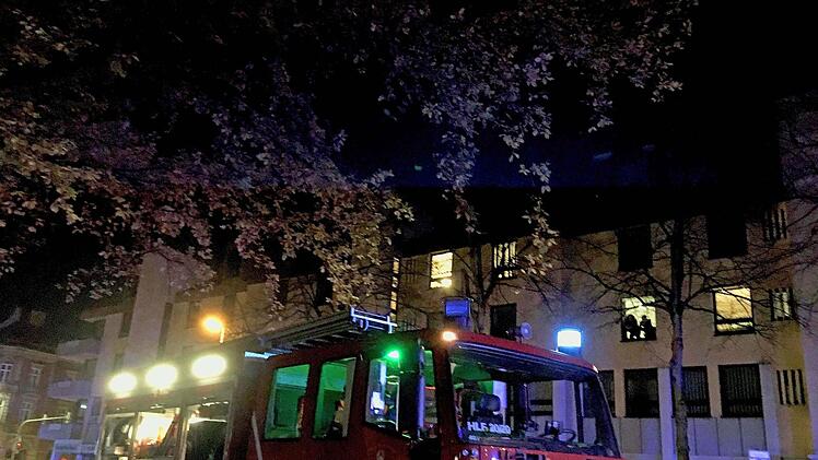 BRK und Feuerwehr und das BRK waren vor schnell Ort. Die Bewohner des Hauses in der Hindenburgstra&szlig;e verlie&szlig;en vorsorglich das Geb&auml;ude. Verletzt wurde niemand. Jochen Berger