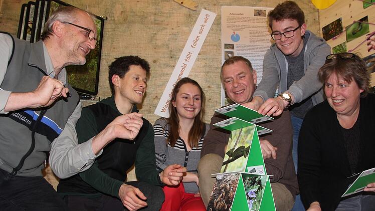 Die Forstfachleute Andreas Leyrer, Tobias Hahner, Theresia Hof, Marc Günster  und Balthasar Semle (Freiwilliges ökologisches Jahr) vom Steigerwald-Zentrum sowie Ausstellungsleiterin Susanne Scheer wollen den Regenwald retten - auch spielerisch. Diana Fuchs