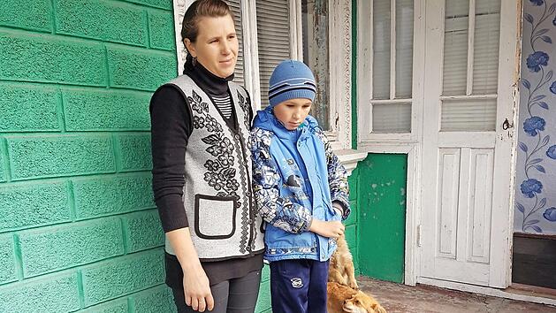 Die Frau von vier Kindern mit ihrem kranken Sohn vor dem vom Missionsverein im letzten Jahr gekauften Haus Foto: Friedrich Dorsch