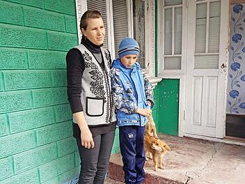 Die Frau von vier Kindern mit ihrem kranken Sohn vor dem vom Missionsverein im letzten Jahr gekauften Haus Foto: Friedrich Dorsch
