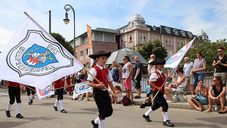 Der Spielmannszug aus Grafenrheinfeld marschiert mit schwenkenden Fahnen über die Ludwigsbrücke.  Fotos: Benedikt Borst