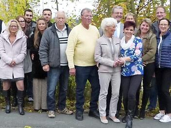 Unser Bild zeigt die Jubilarin Inge Erl (vorne Bildmitte) zusammen mit Zweitem Bürgermeister Franz Schrepfer (rechts dahinter) im Kreise der Familie und der Gratulanten.  Foto: Klaus-Peter Wulf