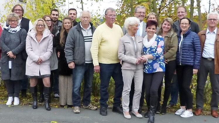 Unser Bild zeigt die Jubilarin Inge Erl (vorne Bildmitte) zusammen mit Zweitem Bürgermeister Franz Schrepfer (rechts dahinter) im Kreise der Familie und der Gratulanten.  Foto: Klaus-Peter Wulf