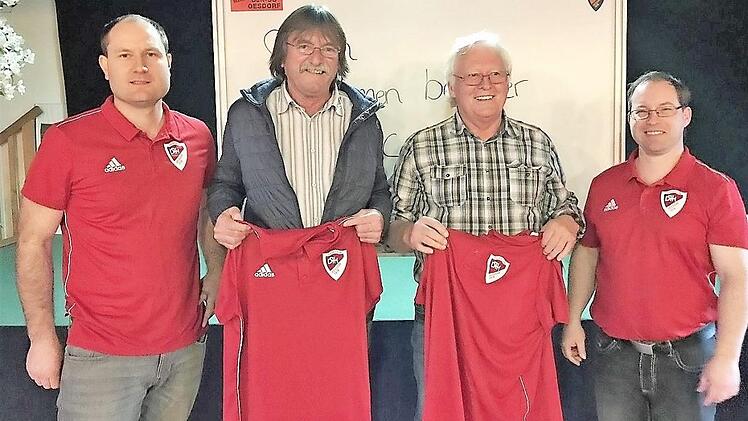 Als Dankeschön für die neuen Pachtverträge erhielten die Verpächter Trikots des Vereins und Jahreskarten. Foto: privat