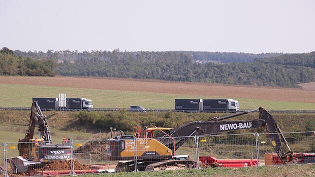 Die Erdarbeiten auf dem 61 000 Quadratmeter großen Areal für das Amazon Verteilerzentrum haben bereits angefangen. Foto: Benedikt Borst