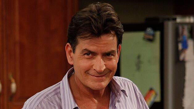 Nicht nur sein schelmisches Grinsen machte ihn zum Star: Charlie Sheen feiert am 3. September seinen 60. Geburtstag.