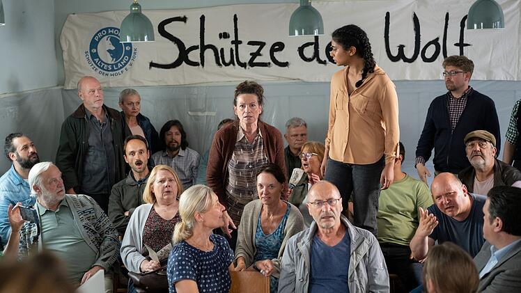 Die Sichtung des Wolfes sorgt f&uuml;r hitzige Diskussionen in der Bev&ouml;lkerung von Jork: Sch&auml;ferin Dorothea Petersen (Sabine Vitua, Mitte) sorgt sich um die Sicherheit ihrer Schafe, Zeitungsvolont&auml;rin Zarah Schmidtbauer (Safinaz Sattar, rechts stehend) fordert Schutz f&uuml;r den Wolf.